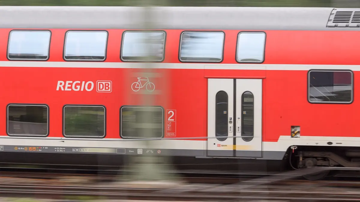 Regionalexpress: ARCHIV - 16.05.2018, Baden-Württemberg, Stuttgart: Eine Bahn der DB Regio. (zu dpa: «Gleisschäden bei Hannover - Ausfälle und Verspätungen») Foto: Sebastian Gollnow/dpa +++ dpa-Bildfunk +++
