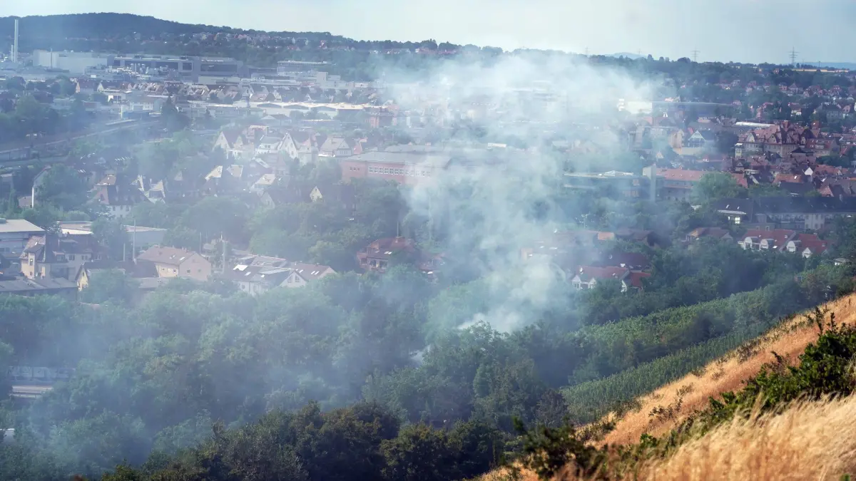 Stuttgart Zuffenhausen B10 Friedrichswahl Gartenhuette Grossbrand neben der B10 bei der Kurve. Die Feuerwehr war im Grosseinsatz aus der Innenstadt hatte man die Rauchwolke gesehen. Foto Andreas Rosar Fotoagentur-Stuttgart 29.06.2026