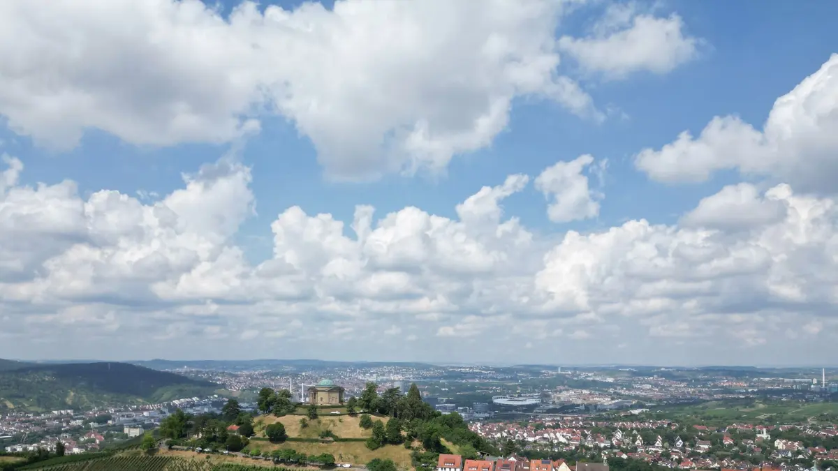 Wetter in Baden-Württemberg - Sonne und Wolken: 30.06.2026, Baden-Württemberg, Stuttgart: Wolken bilden sich bei sommerlichen Temperaturen am blauen Himmel über dem Württemberg. Foto: Bernd Weißbrod/dpa +++ dpa-Bildfunk +++