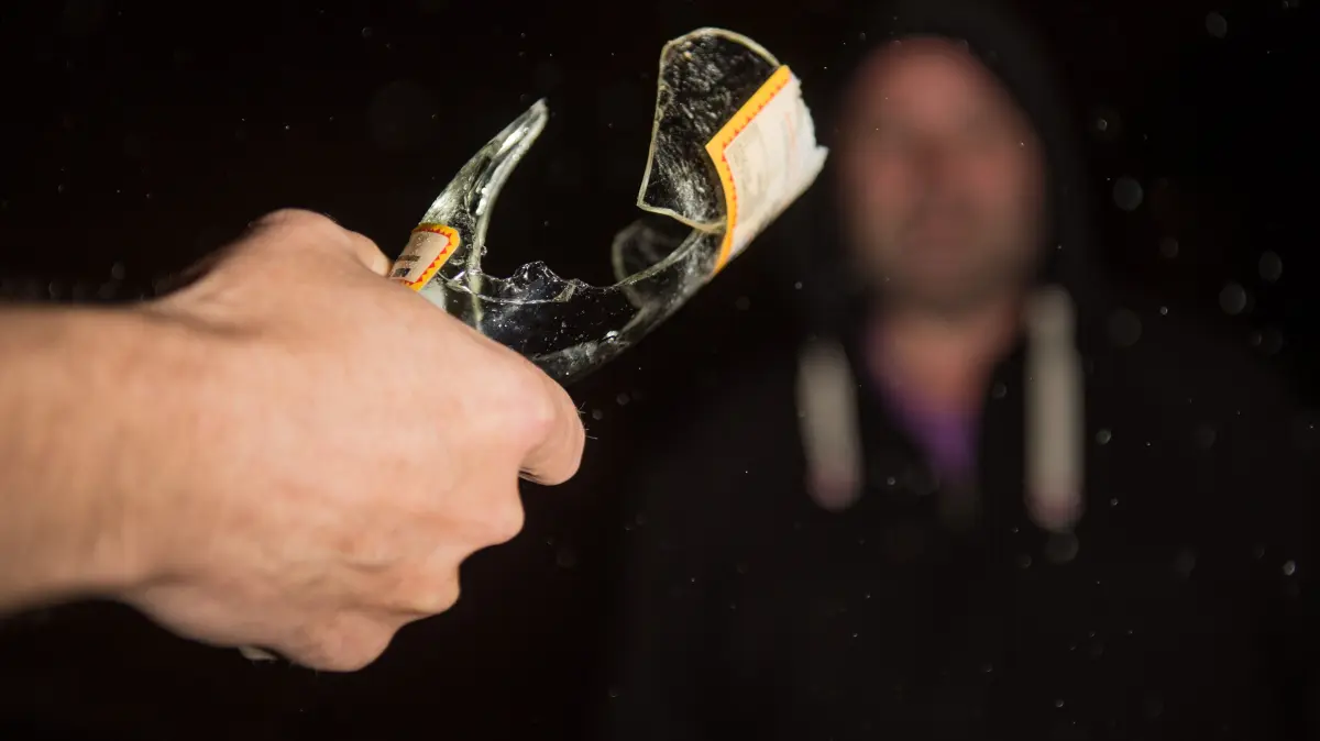 Themenbild: Angriff mit einer Glasflasche, aufgenommen am 1. Dezember 2015 in Essen.
Foto: Sebastian Konopka / FUNKE Foto Services