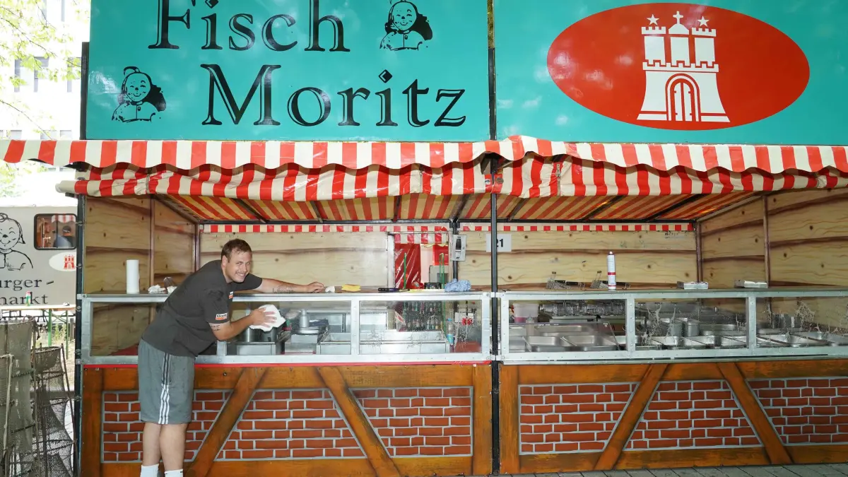 Im Bild Sonja Marx ist mit Ihren Fischstand auch wieder dabei.
Stuttgart am Donnerstag geht der 37.Hamburger Fischmarkt wieder los. Dann heisst es Ahoi, oder Hummel Hummel, oder Moin. Auf dem Karlsplatz geht der Fischmarkt bis zum 12. Juli 2026 Foto Andreas Rosar Fotoagentur-Stuttgart 30.06.2026