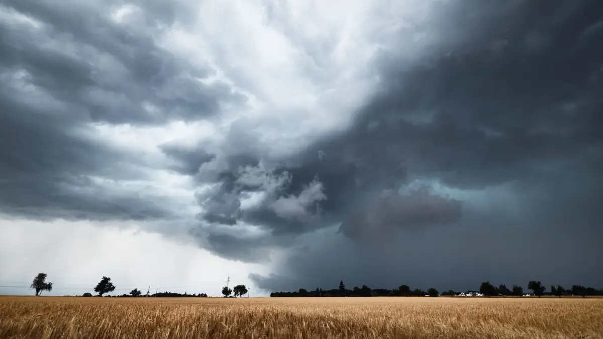 Unwetter in Baden-Württemberg: 30.06.2026, Baden-Württemberg, Tübingen: Dunkle Gewitterwolken sind am Himmel über dem Landkreis Tübingen zu sehen. Foto: Nicklas Walther/onw-images/dpa +++ dpa-Bildfunk +++