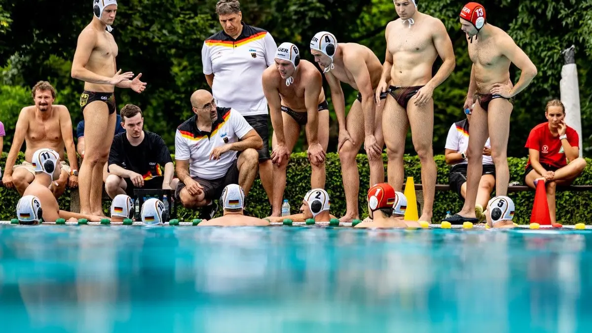 Milos Sekulic (kniend) als Männer-Bundestrainer bei einem Länderspiel am Esslinger Beckenrand. Nun steigt er beim SSVE ein.