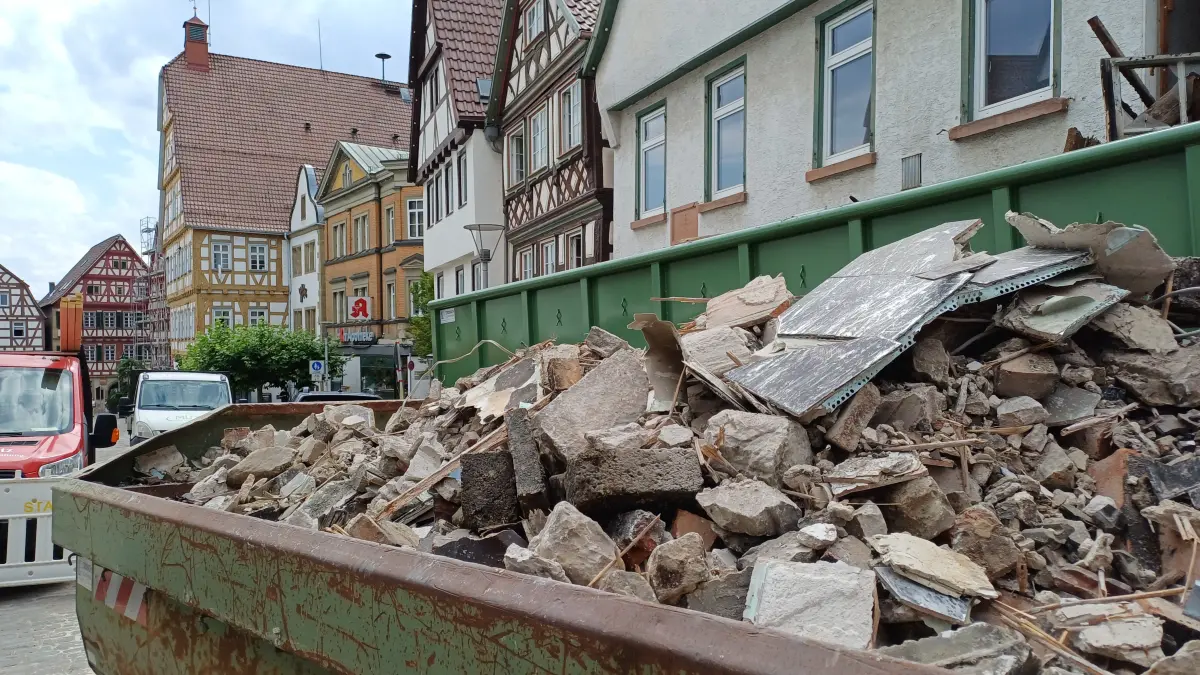 Marktplatz Leonberg: Die Aufräumarbeiten nach dem Brand lagen am Dienstagnachmittag in den letzten Zügen.