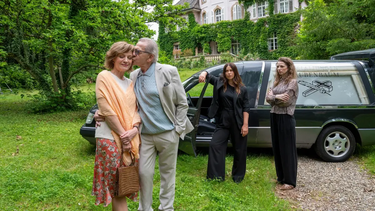 Anna Fischer (2.v.l.) als Bestatterin Lisa Taubenbaum mit Marion Mitterhammer, André Jung und Magdalena Höfner.
