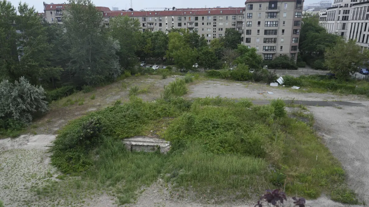 Auf dem Gelände des ehemaligen Bunkers befindet sich heute ein Parkplatz. Eine Infotafel weist auf den historischen Baugrund hin.
