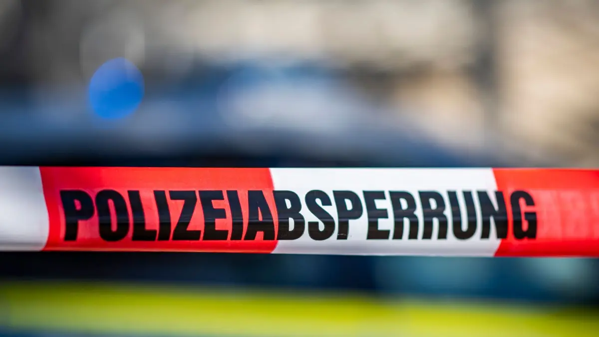 Absperrung der Polizei: ARCHIV - 28.09.2021, Nordrhein-Westfalen, Gütersloh: Ein Absperrband mit der Aufschrift «Polizeiabsperrung» ist vor einem Polizeiwagen aufgespannt. (zu dpa: «60 Quadratmeter Decke brechen in Fitnessstudio herunter») Foto: David Inderlied/dpa +++ dpa-Bildfunk +++