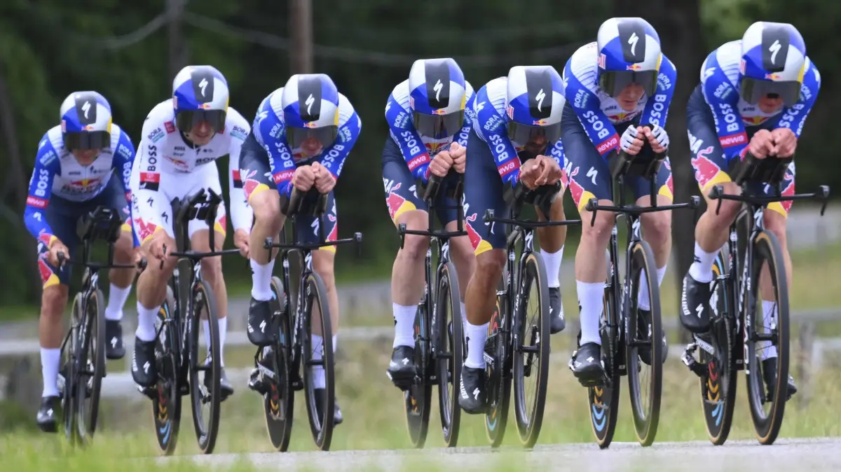 Tour Auvergne - Rhone-Alpes 2026 Stage 3 PERREUX, FRANCE - JUNE 09 : Martinez Daniel Felipe COL of Red Bull - BORA - Hansgrohe, Etxeberria Haimar ESP of Red Bull - BORA - Hansgrohe, Fisher-Black Finn NZL of Red Bull - BORA - Hansgrohe, Thornley Callum GBR of Red Bull - BORA - Hansgrohe, Tuckwell Luke AUS of Red Bull - BORA - Hansgrohe, Van Gils Maxim BEL of Red Bull - BORA - Hansgrohe, Vermeersch Gianni BEL of Red Bull - BORA - Hansgrohe during stage 3 of the 78th edition of Tour Auvergne - Rhone-Alpes an UCI World Tour 2.UWT Team Time Trial stage for Men Elite of 28.4 km with start in Perreux and finish in Perreux on June 9, 2026 in Perreux, France, 09/06/2026 Motordriver Guy De Vuyst - Perreux France PUBLICATIONxNOTxINxFRAxBEL Copyright: xVincentxKalutx