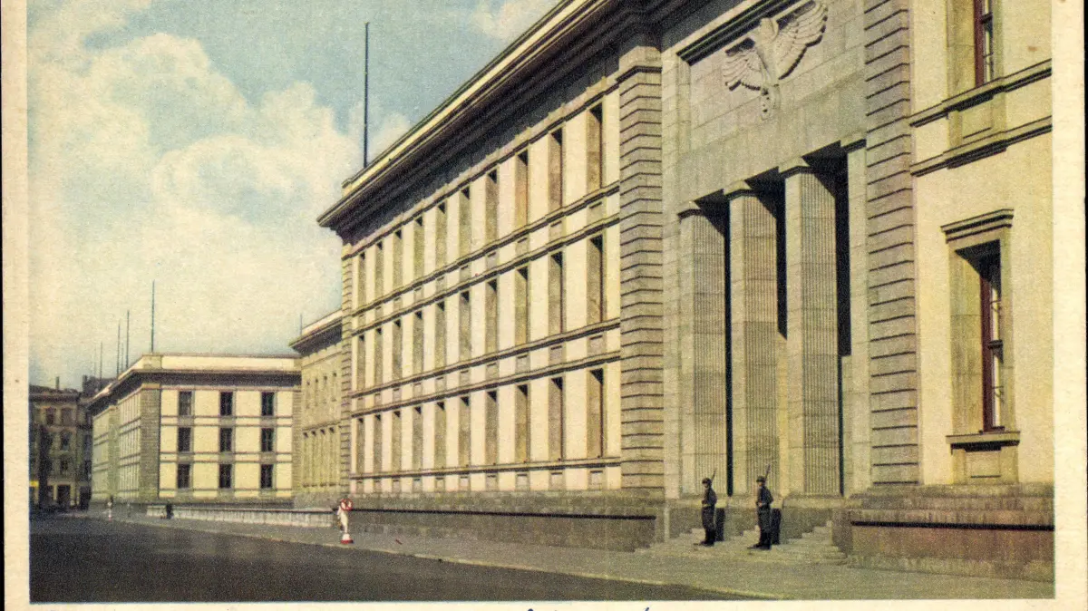 Blick auf das Eingangstor der Neuen Reichkanzlei in der Berliner Voßstraße (historisches Foto aus dem Jahr 1933).