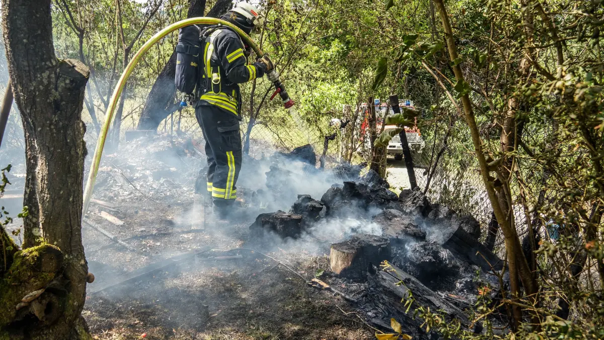 Aus bislang unbekannter Ursache kam es am Dienstagnachmittag zu einem Brand auf einem Gartengrundstueck. Bereits auf der Anfahrt war fuer die Einsatzkraefte der Feuerwehr eine starke Rauchentwicklung sichtbar.<br />
<br />
Beim Eintreffen der Feuerwehr stand ein auf dem Grundstueck errichteter Holzunterstand bereits in Vollbrand. Trotz des schnellen Eingreifens der Einsatzkraefte brannte der Unterstand vollstaendig nieder. Durch die starke Hitze wurde zudem eine angrenzende Wiese in Mitleidenschaft gezogen.<br />
<br />
Fuer die Loescharbeiten musste die Feuerwehr eine Wasserversorgung ueber eine laengere Wegstrecke aufbauen. Im Anschluss an die Brandbekaempfung waren umfangreiche Nachloescharbeiten erforderlich, sodass sich der Einsatz ueber mehrere Stunden erstreckte.<br />
<br />
Zur Absicherung der eingesetzten Feuerwehrkraefte war auch der DRK-Ortsverein Grafenau vor Ort.<br />
<br />
Die Hoehe des entstandenen Sachschadens sowie die genaue Brandursache sind derzeit Gegenstand der polizeilichen Ermittlungen.