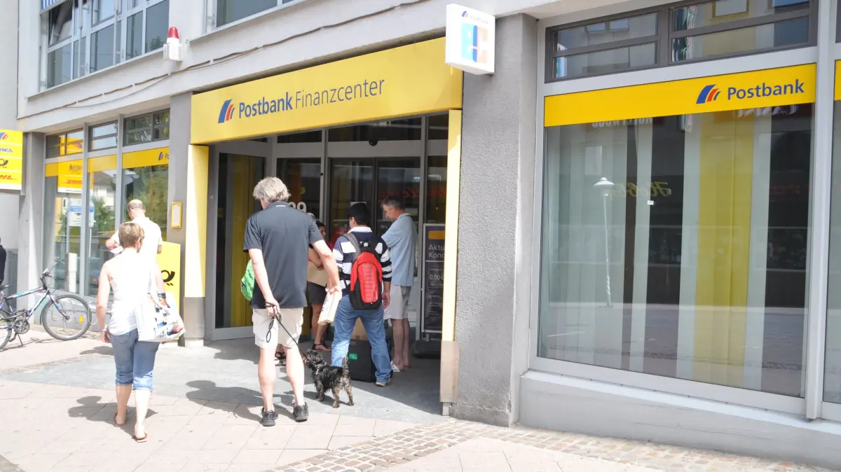 3000|2000|F|Warteschlange vor der Post