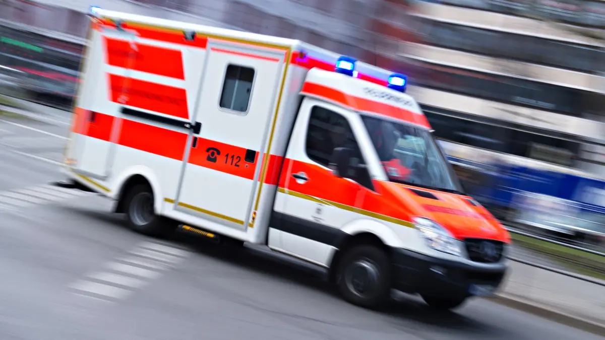 Rettungswagen im Einsatz: ARCHIV - 17.02.2014, Bayern, München: Ein Rettungswagen fährt mit Blaulicht (Aufnahme mit langer Belichtungszeit). (zu dpa: «Rettungswagen mit Schwerverletztem stößt mit Pkw zusammen») Foto: Nicolas Armer/dpa +++ dpa-Bildfunk +++