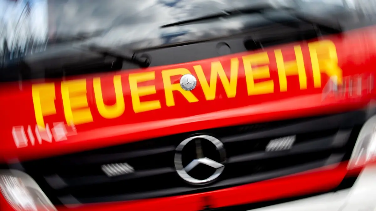 Feuerwehr - Symbolbild: ARCHIV - 24.03.2023, Niedersachsen, Bad Zwischenahn: Ein Einsatzfahrzeug der Feuerwehr (zu dpa: «Mähdrescher fängt Feuer - Fahrer und kleiner Sohn unverletzt») Foto: Hauke-Christian Dittrich/dpa +++ dpa-Bildfunk +++
