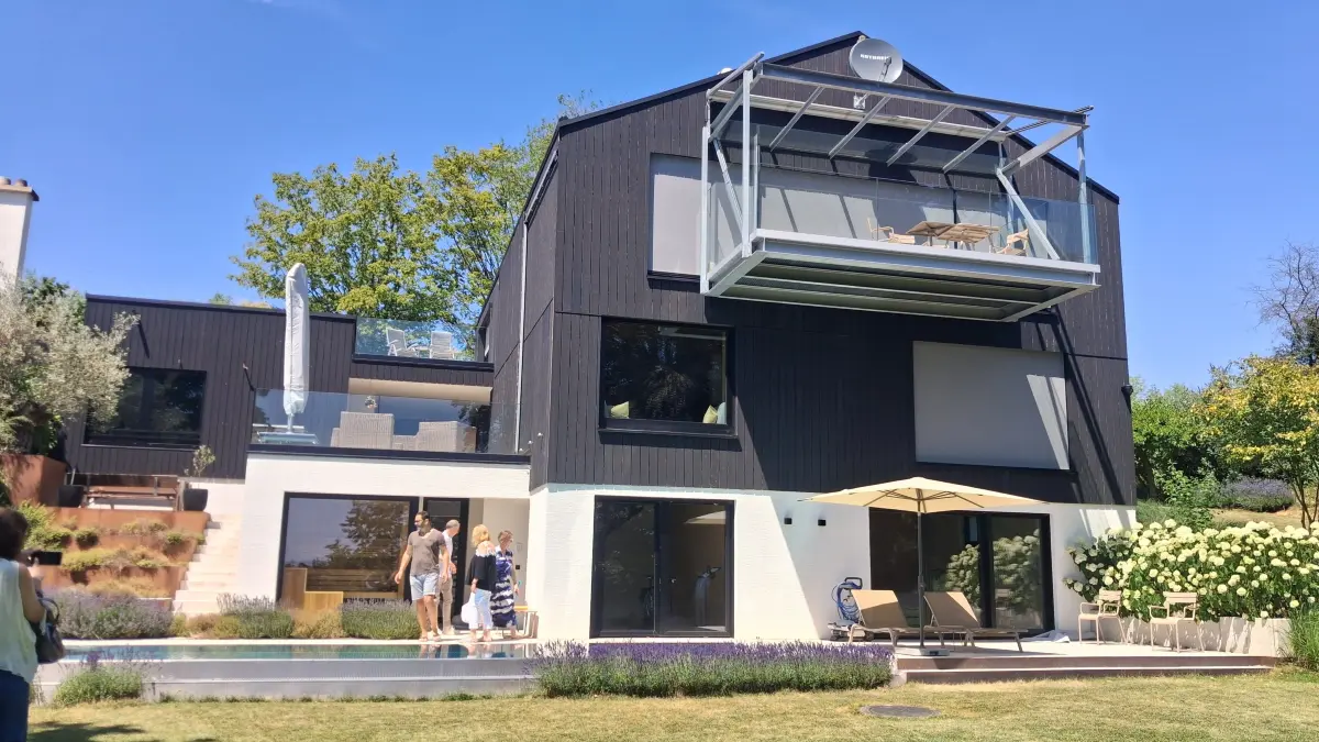 Colorado Beim Tag der Architektur entdecken die Gäste besondere Wohnhäuser im Kreis Esslingen. Dazu gehört eine moderne Interpretation des Heuschobers unterhalb des Esslinger Jägerhauses. Einblicke in ein besonderes Wohnprojekt gab der Architekt Stefan Bräuning bei der Rundfahrt zum Tag der Architektur.