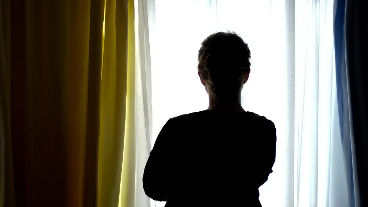 Häusliche Gewalt: ARCHIV - 28.08.2013, Niedersachsen, Nienburg: ILLUSTRATION - Eine junge Frau steht in einem Zimmer eines Frauenhauses. (zu dpa: «Hilfenetz für Gewaltopfer in MV wird ausgebaut») Foto: Peter Steffen/dpa +++ dpa-Bildfunk +++