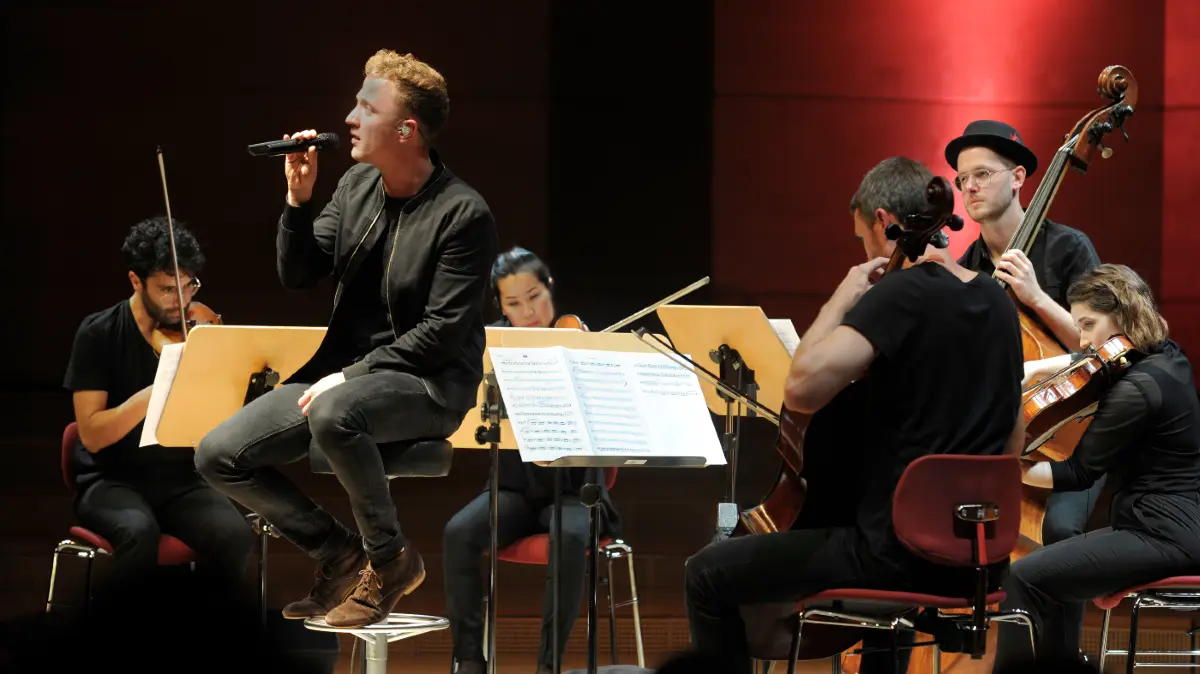 JORIS tritt in der neuen Spielzeit gemeinsam mit dem Takeover! Ensemble im Backnanger Bürgerhaus auf.