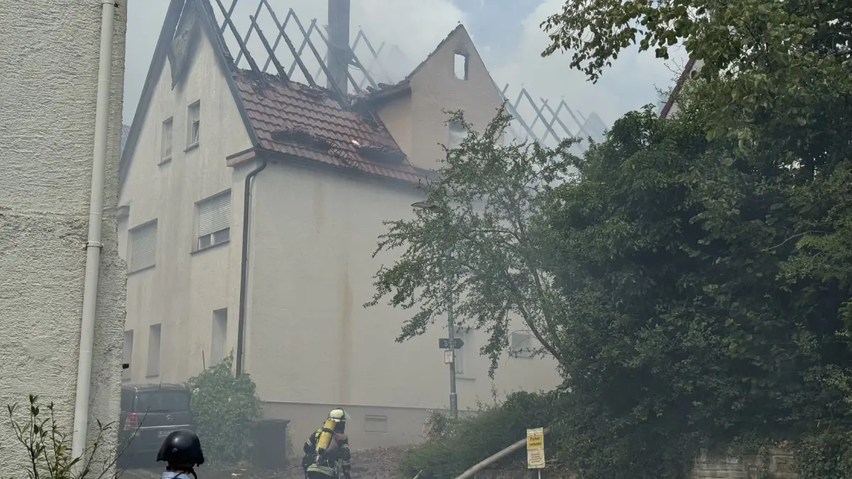 POL-LB: Ingersheim-Kleiningersheim: Dachstuhlbrand in der Hauptstrasse - Erstmeldung<br /><br />
<br /><br />
Ludwigsburg (ots)<br /><br />
<br /><br />
Seit etwa 12:00 Uhr (01.07.2026) brennt der Dachstuhl eines Wohnhauses in der Hauptstrasse in Kleiningersheim. Derzeit laeuft ein grosser Einsatz von Feuerwehr und Polizei, da aus Sicherheitsgruenden auch umliegende Gebaeude geraeumt werden muessen. Informationen zur Brandentstehung oder ueber moegliche Verletzte liegen momentan nicht vor. Es wird gebeten, den Einsatzraum zu verlassen und den Anweisungen der Einsatzkraefte Folge zu leisten, um die Rettungsmassnahmen nicht zu erschweren. Es wird nachberichtet.