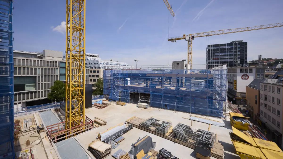 Blick auf die Baustelle - hier entsteht der Breuninger Park - mit veritablem Park für alle in Stuttgart.