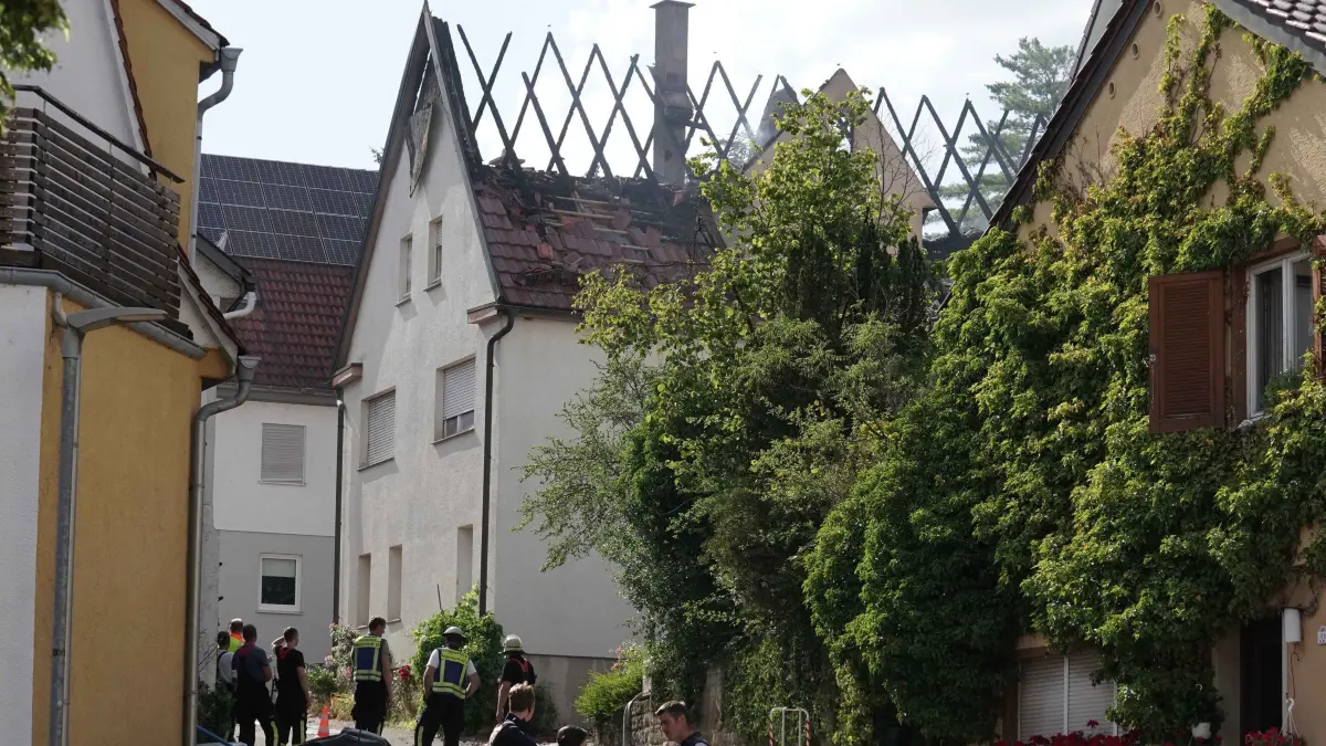 Kleiningersheim Kreis Ludwigsburg kein normaler Dachtuhlbrand, Grosseinsatz mit ueber 100 Polizei Beamten, Grosseinsatz bei der Feuerwehr und des SEK. 150 Bewohner der kleinen Gemeinde wurden Evakuiert. Kiliometer weitere Sperrungen sogar in Pleidelsheim. Foto Andreas Rosar Fotoagentur-Stuttgart 01.07.2026