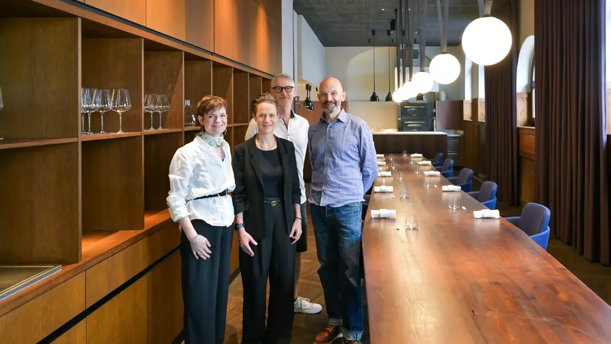 Laesa, Auszeichnung: Stuttgart, #Kulinarik
Foto-Interview Termin im Laesa: Ausgezeichnet für die Innenarchitektur:
Wie wurde das Restaurant so schön? Was muss man beim Design beachten?
Gespräch mit Restaurantleitung und Architekten von Blocher Partner
Im Bild: Betreiber: Paulina Gerckern und Andre Bilsing
Architekten: Manuella Metz(schwarzer Anzug), Matthias Both(Brille)