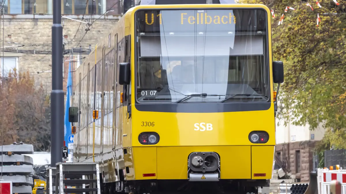 Stadtbahnlinie U1 der SSB. Veerkürzte Linien und Ersatzverkehr wegen Bauarbeiten. Streckensperrung. // 03.11.2025. Stuttgart, Baden-Württemberg, Deutschland *** SSB light rail line U1 Shortened lines and replacement services due to construction work Line closure 03 11 2025 Stuttgart, Baden Württemberg, Germany