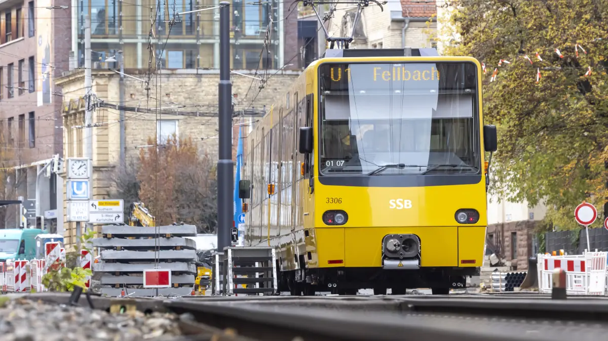Stadtbahnlinie U1 der SSB. Veerkürzte Linien und Ersatzverkehr wegen Bauarbeiten. Streckensperrung. // 03.11.2025. Stuttgart, Baden-Württemberg, Deutschland *** SSB light rail line U1 Shortened lines and replacement services due to construction work Line closure 03 11 2025 Stuttgart, Baden Württemberg, Germany