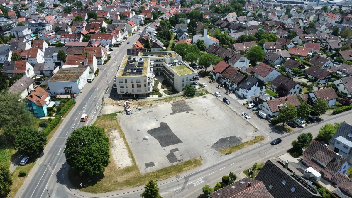 Kein Schmuckstück: Die Neugestaltung des Köngener Festplatzes sorgt weiter für Aufregung. Jetzt rudert die Gemeinde zurück und präferiert eine kleinere Lösung.