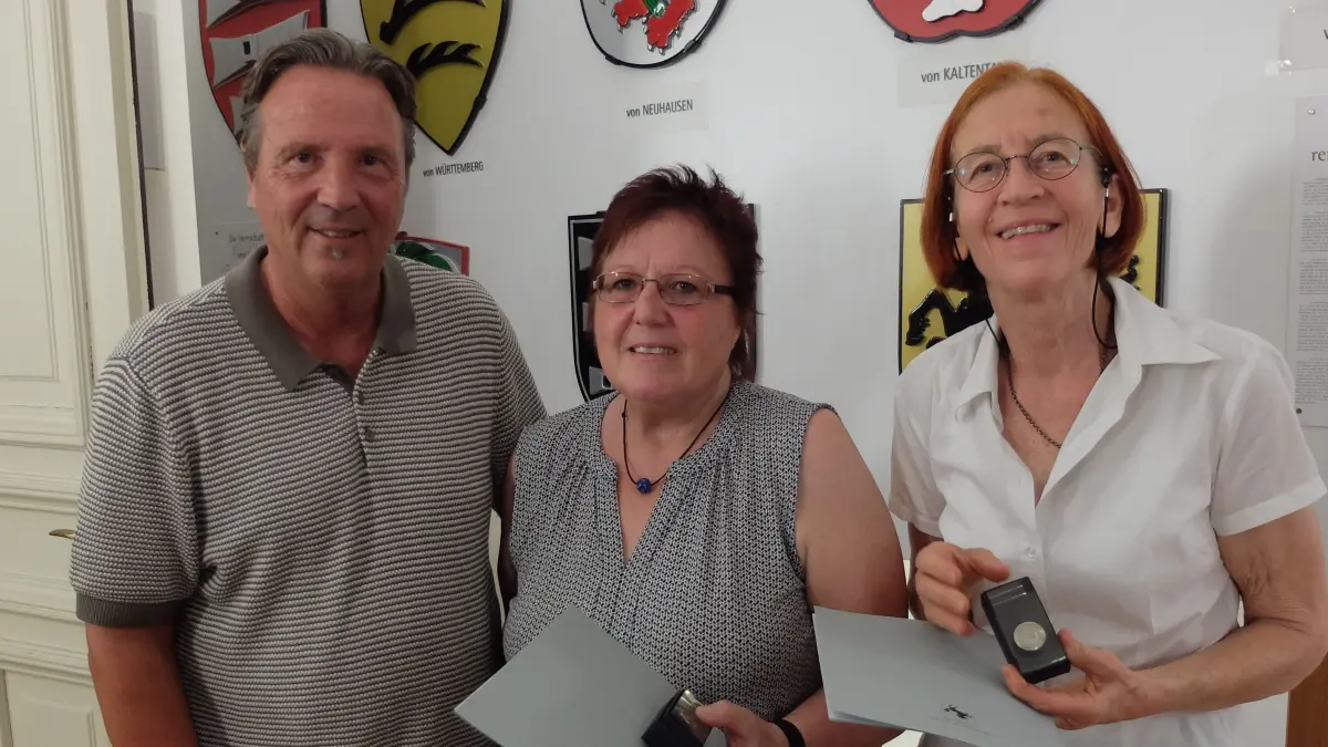 Bezirksvorsteher Ralf Bohlmann mit den Geehrten: Lieselotte Schulz und Dagmar Ohage-Hacharoui (li.) im Bezirksrathaus Mühlhausen.