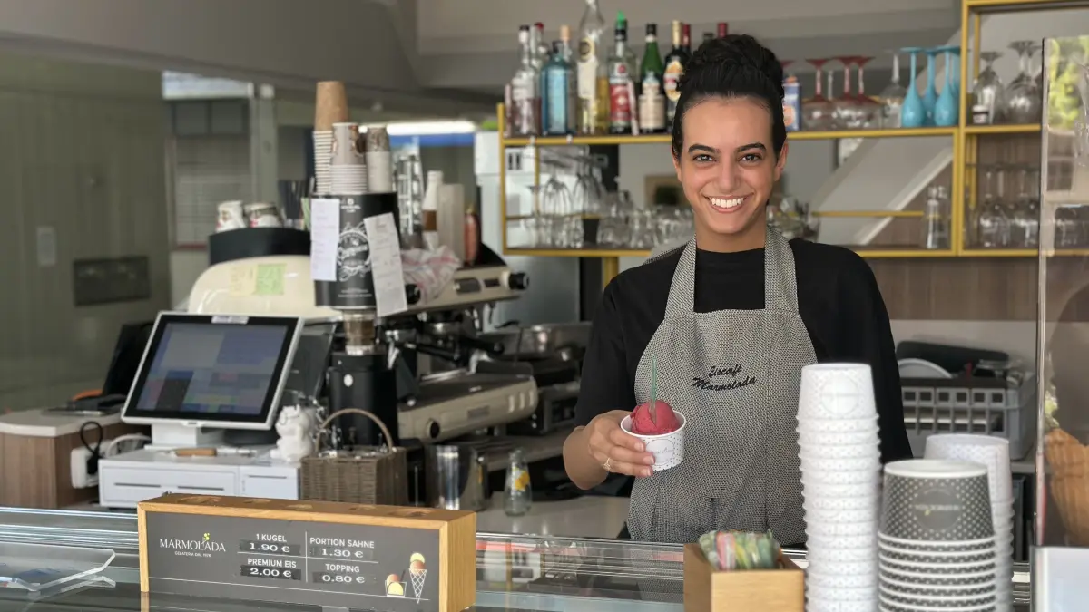 Verkäuferin Maisun Abu-Ijheisheh im Eiscafé Marmolada in Fellbach