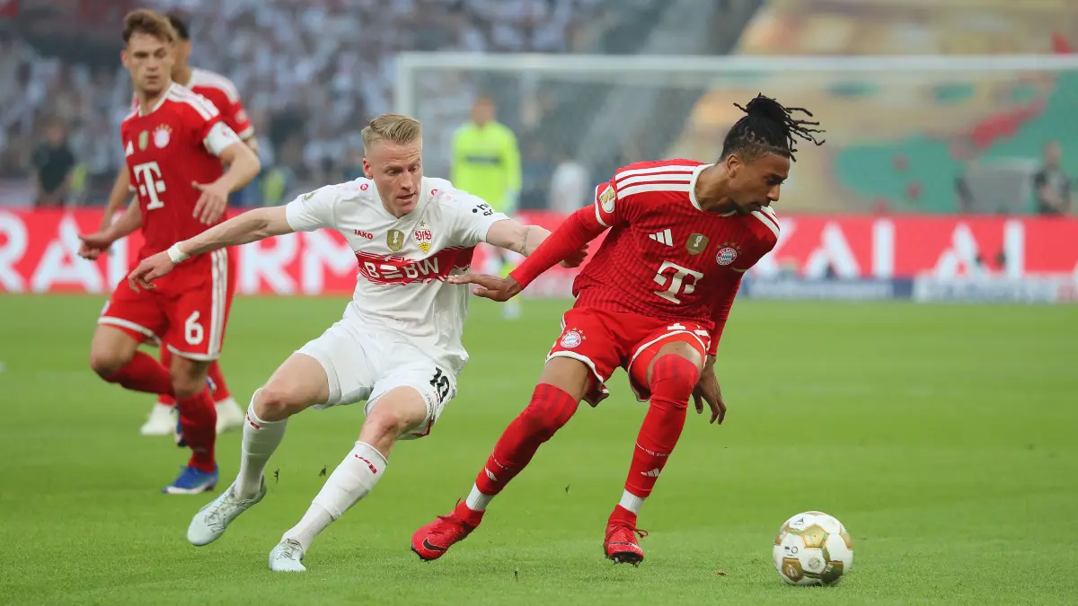 Im Mai duellierten sich der Stuttgarter Chris Führich (links) und Bayern-Offensivspieler Michael Olise im Endspiel um den DFB-Pokal - nun treffen sie am ersten Spieltag der neuen Bundesliga-Saison erneut aufeinander.