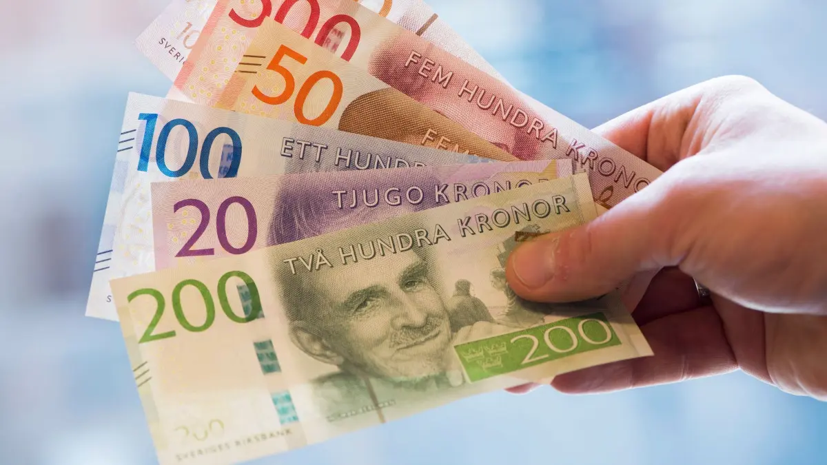 Sweden introduces new 20, 50, 200 and 1000 Krone bank notes: ARCHIV - 13.09.2015, Schweden, Stockholm: epa04957025 A photo dated 14 September 2015 and made available 30 September 3015 showing new Swedish Krone bank notes. Sweden will officially introduce new 20, 50, 200 and 1000 Krone bank notes on 01 October 2015. Coins and the 100 and 500 notes will be introduced during 2016. The new 200 Krone banknote features an image of late Swedish director and writer Ingmar Bergman. EPA/FREDRIK SANDBERG SWEDEN OUT +++(c) dpa - Bildfunk+++ (zu dpa: «Rolle rückwärts? Läden in Schweden müssen Bargeld annehmen») Foto: Fredrik Sandberg/dpa +++ dpa-Bildfunk +++