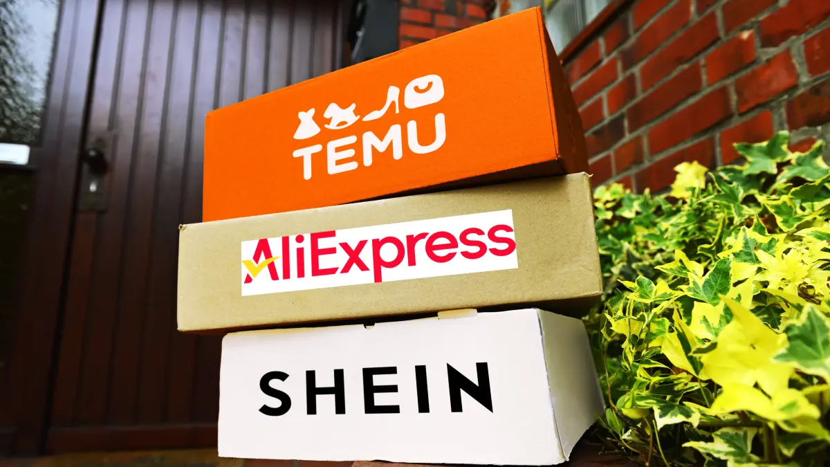 FOTOMONTAGE, Gestapelte Pakete von den chinesischen Versandhändlern Temu, AliExpress und Shein in einem Hauseingang *** : FOTOMONTAGE, Gestapelte Pakete von den chinesischen Versandhändlern Temu, AliExpress und Shein in einem Hauseingang *** FOTOMONTAGE, Stacked parcels from the Chinese mail order companies Temu, AliExpress and Shein in a building entrance