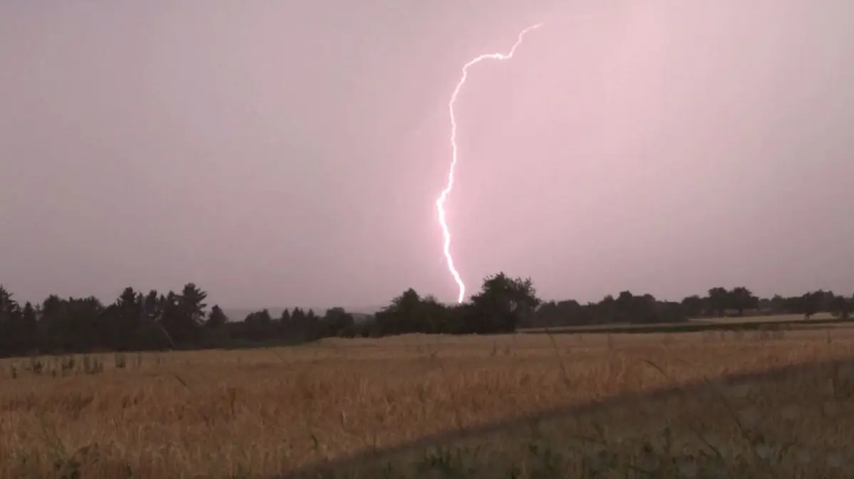 Blitze bei Neuhausen Fildern
Unwetter in der Stuttgarter Region sorgte fuer Abkuehlung, Akuell bei 20 Grad , im Bild Neuhausen auf den Fildern sorgte Starkregen und Blitze.
Foto Andreas Rosar Fotoagentur-Stuttgart 30.06.2026