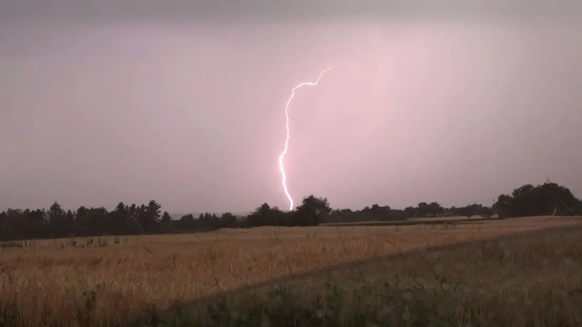 Blitze bei Neuhausen Fildern
Unwetter in der Stuttgarter Region sorgte fuer Abkuehlung, Akuell bei 20 Grad , im Bild Neuhausen auf den Fildern sorgte Starkregen und Blitze.
Foto Andreas Rosar Fotoagentur-Stuttgart 30.06.2026