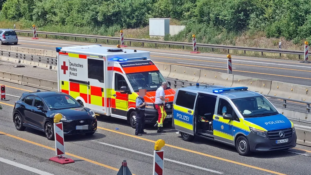 Am Donnerstagmittag gegen 12:30 Uhr kam es auf der A81 kurz nach dem Engelbergtunnel in Fahrtrichtung Heilbronn zu einem Verkehrsunfall bei dem ein Motorradfahrer schwer verletzt wurde. Nach besiherigen Ermittlungen der Polizei stuerzte der Motorradfahrer alleinbeteiligt und zog sich hierbei schwere verletzungen zu und wurde mit einem Rettungswagen in ein Krankehaus verbracht. Die Polizei hat ermittlungen zur Unfallursache aufgenommen. Am Motorrad enstand Sachschaden in hoehe von 5.000 €