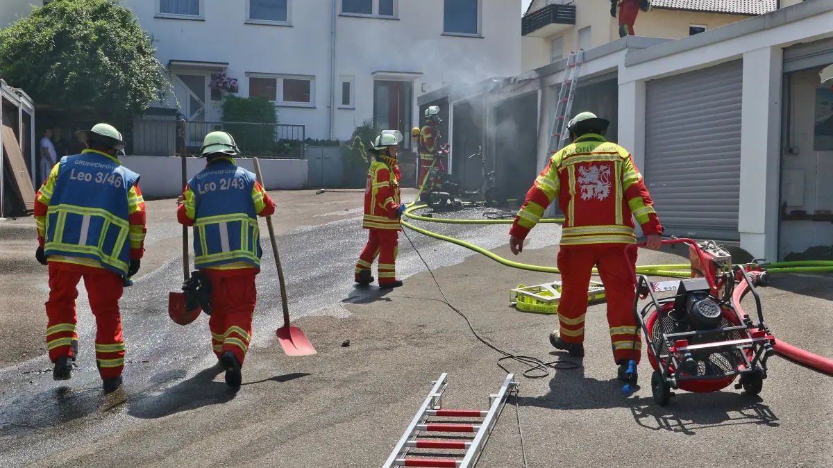 02.07.2026: Während am Donnerstagmittag bereits eine Vielzahl von Einsatzkräften der Leonberger Feuerwehr bei einem Gefahrgutunfall auf der A8 im Einsatz waren, meldeten Anrufer gegen 14 Uhr den Brand mehrerer Garagen im Ortsteil Höfingen. Die ILS Böblingen alarmierte daraufhin die Abteilungen Leonberg-Innenstadt, Höfingen und Gebersheim. Eine weithin sichtbare Rauchwolke wies den anfahrenden Kräften den Weg. Beim Eintreffen brannte eine Garage in einer Garagenanlage in voller Ausdehnung. Umgehend wurden zwei Rohre zur Brandbekämpfung vorgenommen. Mit einer Wärmebildkamera wurde kontrolliert ob sich das Feuer in das Dach bzw. die angrenzenden Garagen durchgefressen hatte. Nachdem der Brand gelöscht war, wurde im Rahmen der Nachlöscharbeiten die Garage ausgeräumt und mit dem Hochleistungslüfter entraucht.
Foto: KS-Images.de/Andreas Rometsch