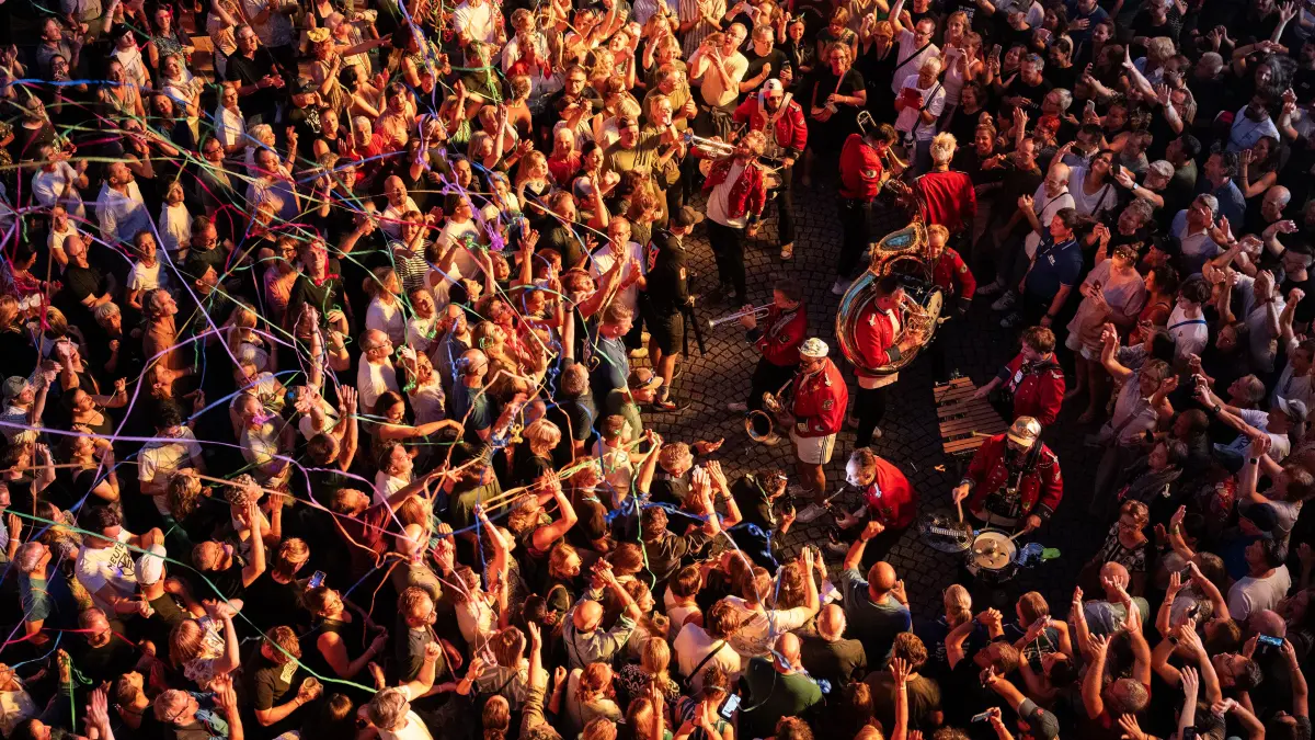 Die Band Meute inmitten des Publikums bei der Eröffnung der Jazz Open am Mittwochabend