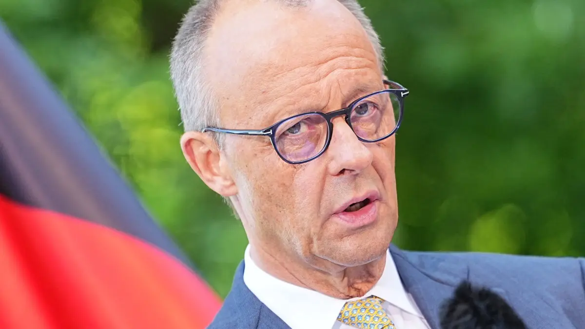 Pressekonferenz zu Ergebnissen des Koalitionsausschusses: 02.07.2026, Berlin: Bundeskanzler Friedrich Merz (CDU) spricht im Garten des Kanzleramtes auf einer Pressekonferenz nach der Sitzung des Koalitionsausschusses. Die Spitzen von Union und SPD stellen die Reformvorhaben der Bundesregierung vor. Foto: Michael Kappeler/dpa +++ dpa-Bildfunk +++