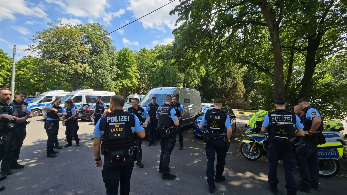 Zahlreiche Polizisten sind im Einsatz - etwa 500 Personen mussten evakuiert werden.