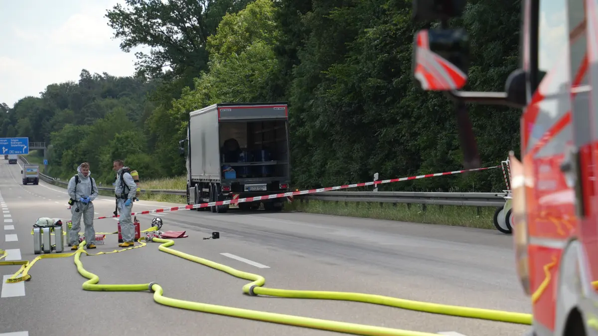 Gegen 11.50 Uhr wurde die Polizei von der Integrierten Leitstelle informiert, dass ein Gefahrguttransporter zwischen dem Rasthof Sindelfinger Wald und dem Autobahnkreuz Stuttgart gestoppt hat. Gemaess den derzeitigen Erkenntnissen befinden sich auf der Ladeflaeche des Sattelzugs Behaeltnisse mit Gefahrgut. Eines der Behaeltnisse schlug leck und der enthaltene entzuendbare fluessige Stoff lief innerhalb des Gefahrguttransporters aus. Der Sattelzug selbst ist weiterhin intakt.<br />
<br />
Derzeit ist die Bundesautobahn 8 in Fahrtrichtung Muenchen voll gesperrt. Es hat sich bereits aus Fahrtrichtung Karlsruhe sowie auf der Bundesautobahn 81 aus Richtung Heilbronn kommend Rueckstau gebildet.<br />
<br />
Der Verkehr auf der BAB 8 aus Richtung Karlsruhe wird im weiteren Verlauf an der Anschlussstelle Leonberg-Ost ab- und auf die B 831 bei Stuttgart umgeleitet, um so wieder in Fahrtrichtung Muenchen zu gelangen. Der Verkehr auf der BAB 81 aus Richtung Heilbronn wird an der Anschlussstelle Leonberg-West abgeleitet und ueber die Anschlussstelle Boeblingen-Hulb umgeleitet, um so wieder in Richtugn Muenchen fahren zu koennen.<br />
<br />
Feuerwehr, Rettungsdienst, Autobahnmeisterei und Polizei befinden sich mit starken Kraeften im Einsatz. Das Gefahrgut wird derzeit durch die Feuerwehr gekuehlt.<br />
<br />