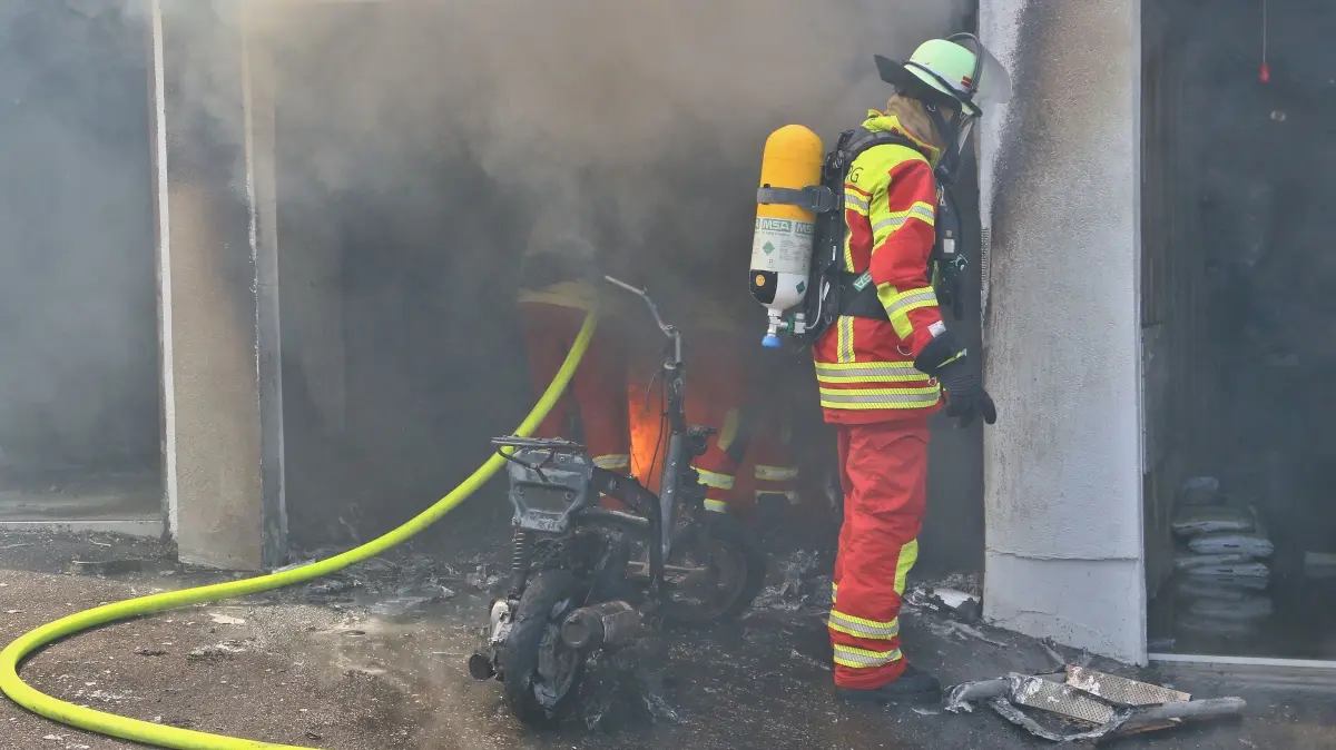 02.07.2026: Während am Donnerstagmittag bereits eine Vielzahl von Einsatzkräften der Leonberger Feuerwehr bei einem Gefahrgutunfall auf der A8 im Einsatz waren, meldeten Anrufer gegen 14 Uhr den Brand mehrerer Garagen im Ortsteil Höfingen. Die ILS Böblingen alarmierte daraufhin die Abteilungen Leonberg-Innenstadt, Höfingen und Gebersheim. Eine weithin sichtbare Rauchwolke wies den anfahrenden Kräften den Weg. Beim Eintreffen brannte eine Garage in einer Garagenanlage in voller Ausdehnung. Umgehend wurden zwei Rohre zur Brandbekämpfung vorgenommen. Mit einer Wärmebildkamera wurde kontrolliert ob sich das Feuer in das Dach bzw. die angrenzenden Garagen durchgefressen hatte. Nachdem der Brand gelöscht war, wurde im Rahmen der Nachlöscharbeiten die Garage ausgeräumt und mit dem Hochleistungslüfter entraucht.
Foto: KS-Images.de/Andreas Rometsch