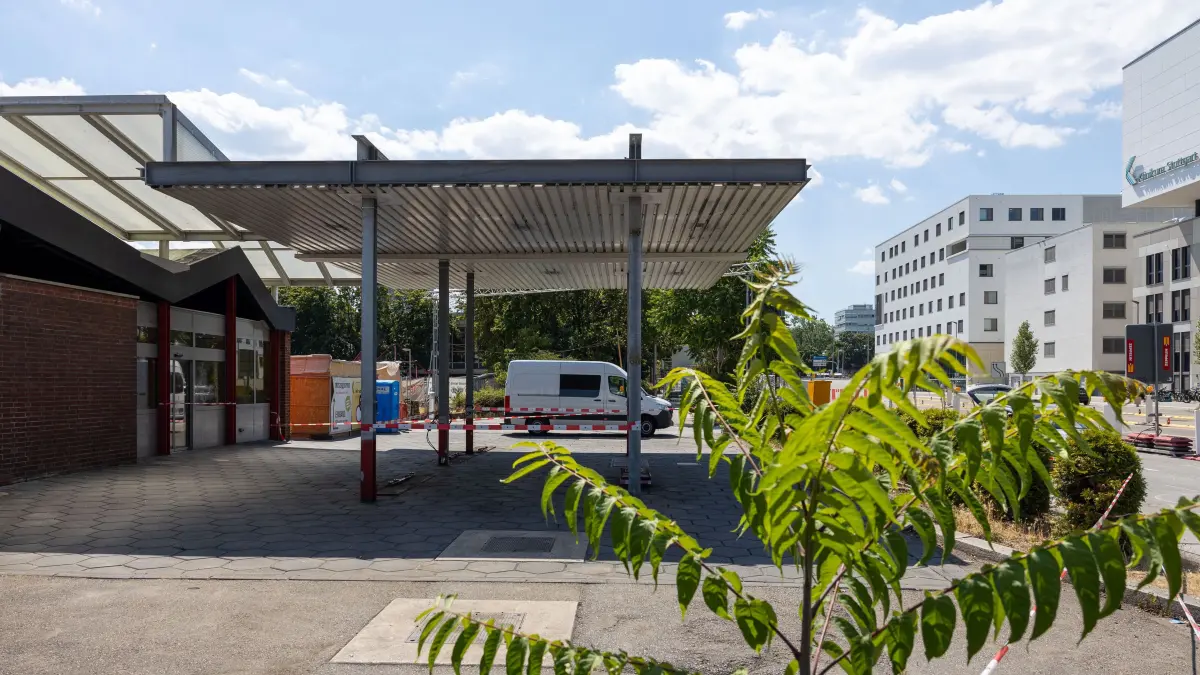 Ehemalige AGIP Tankstelle Kriegsbergstrasse: Die ehemalige Agip Tankstelle in der Kriegsbergstrasse gegenüber des Klinikum Stuttgart soll zum E-Ladepunkt für PKW umgebaut werden.