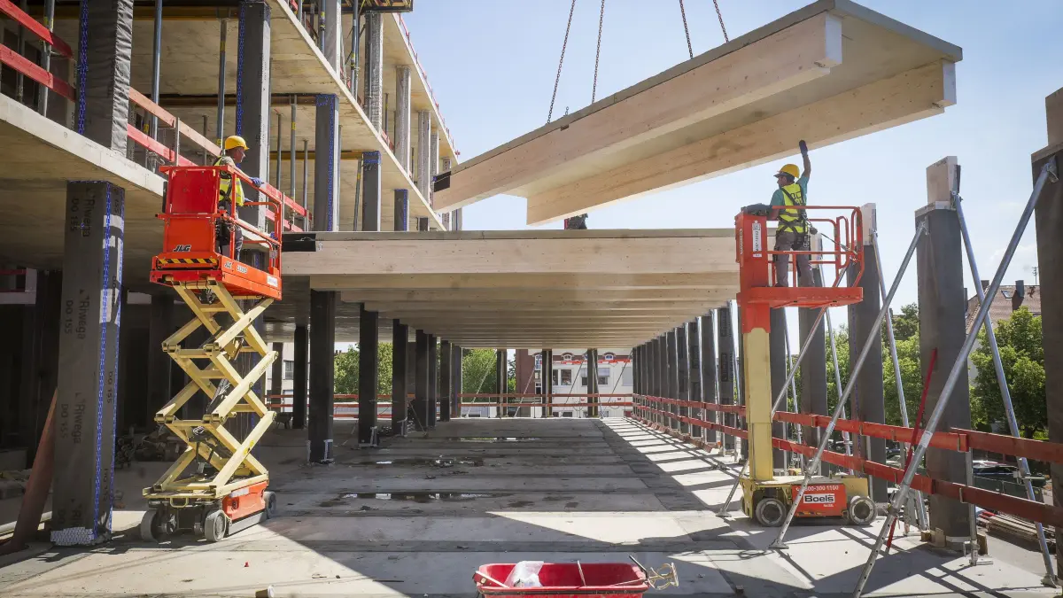 Baustelle: Ludwigsburg - Besichtigung der Baustelle des Bildungszentrums West. Die zum Teil sehr großen Fertigteil-Decken werden angeliefert und montiert