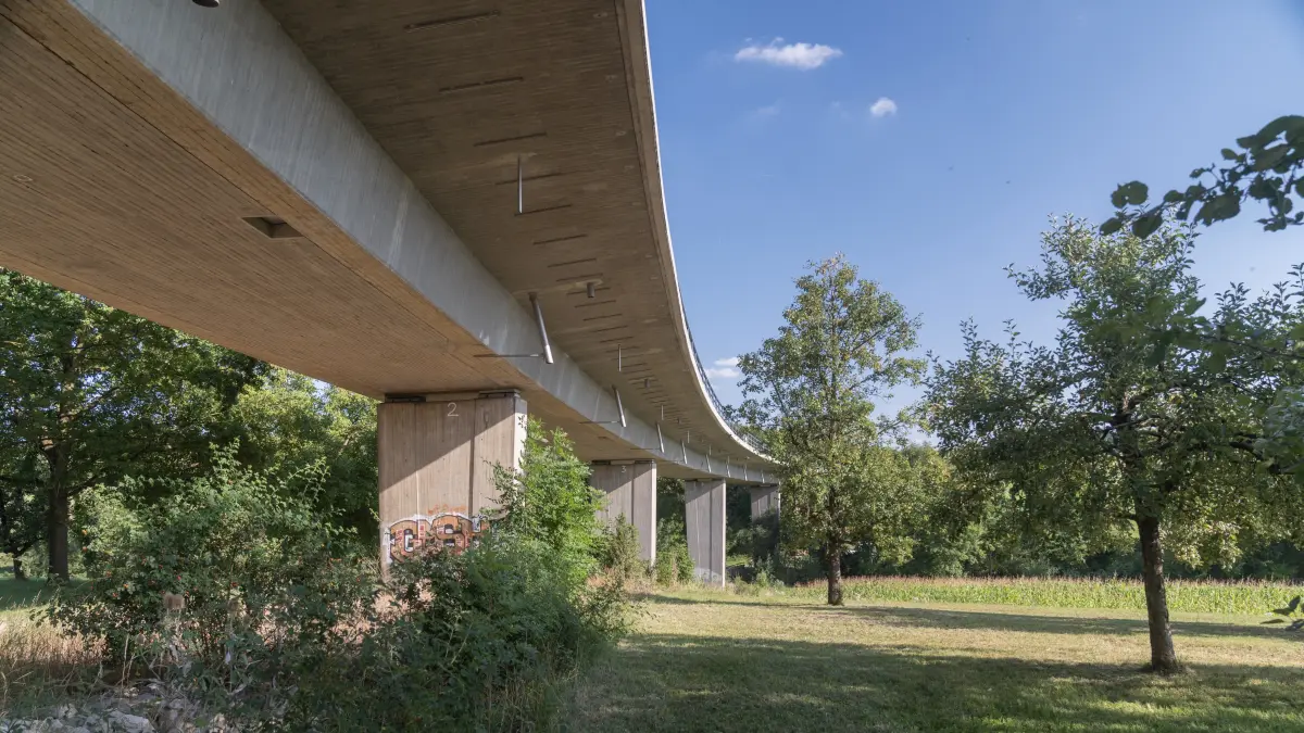 Die marode Aichtalbrücke, eine Stahlbetonkonstruktion aus den 1960er Jahren, soll abgerissen und durch einen Neubau an gleicher Stelle ersetzt werden.