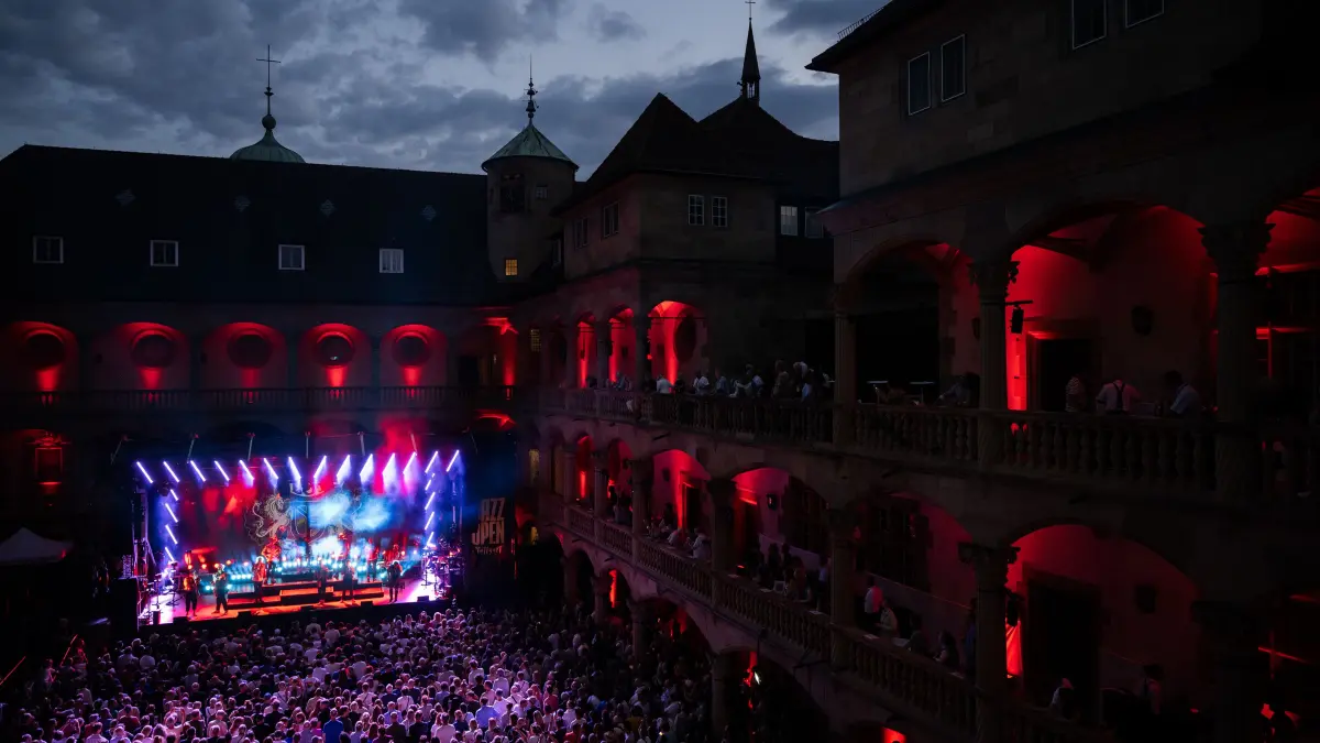 Eindrücke vom Konzert der Band Meute bei den Jazz Open im Alten Schloss