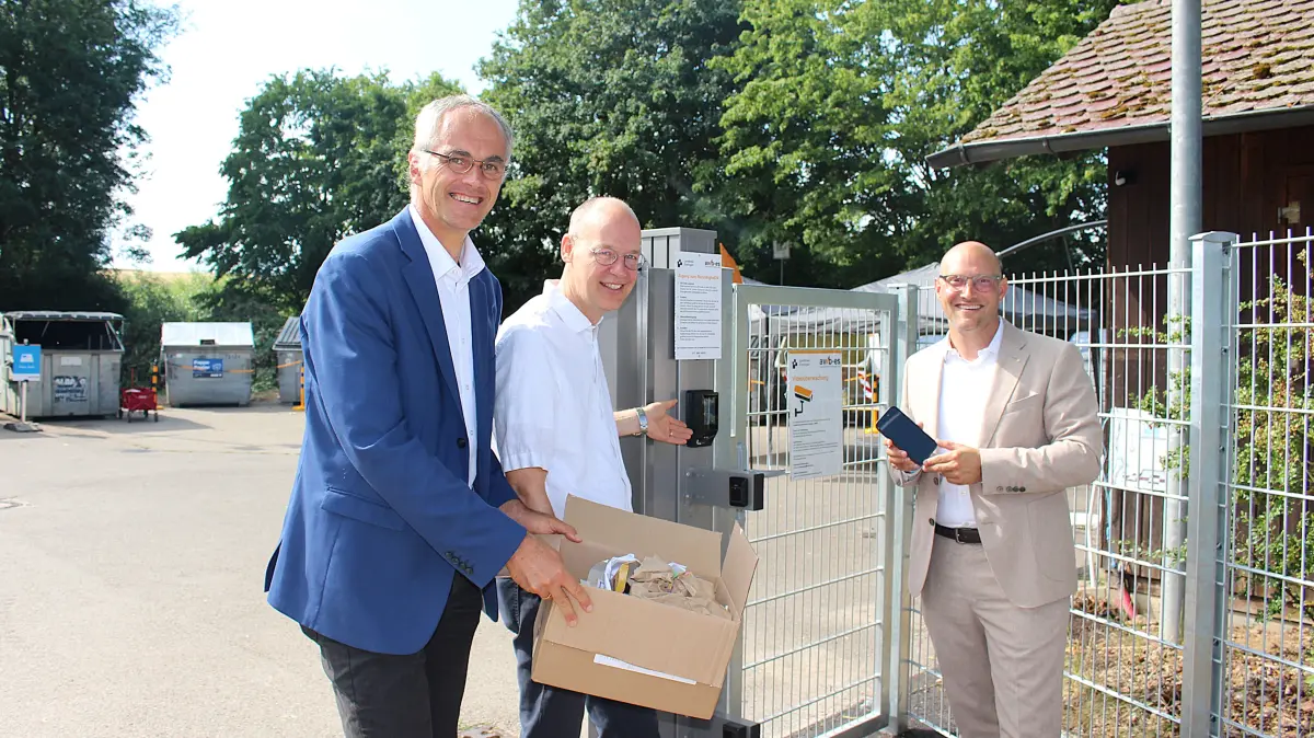 Landrat Marcel Musolf (von rechts), AWB-Geschäftsführer Martin Potthast und Bürgermeister Matthias Ruckh zeigen, wie man per QR-Code reinkommt.
Der Recyclinghof24 ist an 14 Stunden täglich geöffnet -
Endlich nicht mehr Schlange stehen am Samstag: Der Wertstoff- und Grünschnitthof in Wolfschlugen ist ab sofort auch in den Randzeiten zugänglich. Betreiber ist der AWB Abfallwirtschaftsbetrieb Esslingen