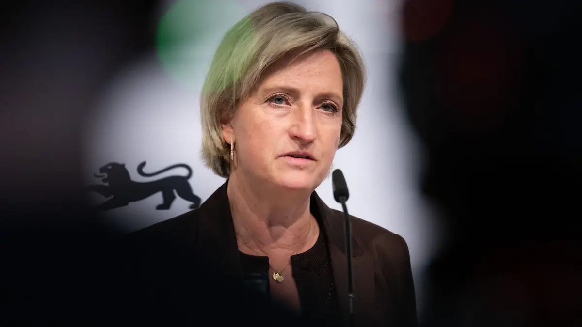 Pk zur Wirtschaftsministerkonferenz der Länder: 02.07.2026, Baden-Württemberg, Konstanz: Nicole Hoffmeister-Kraut (CDU), Wirtschaftsministerin in Baden-Württemberg und Vorsitzende der Wirtschaftsministerkonferenz während einer Pressekonferenz im Konzil zum Abschluss der Wirtschaftsministerkonferenz der Länder (WMK) in Baden-Württemberg. Foto: Silas Stein/dpa +++ dpa-Bildfunk +++