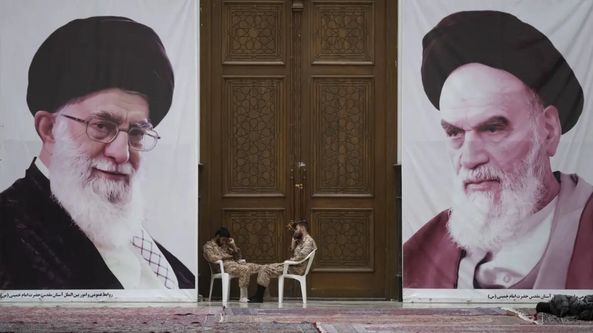 Ayatollah Ruhollah Khomeini (1902-1989, re.) und sein Nachfolger Ali Khamenei (1939-2026). Nun tritt dessen Sohne Modschtaba Chamenei in die Fußstapfen des Vaters als oberster Führer der islamischen Republik Iran.