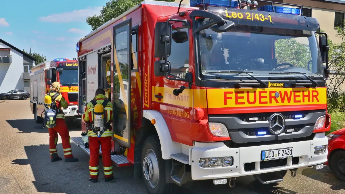 02.07.2026: Während am Donnerstagmittag bereits eine Vielzahl von Einsatzkräften der Leonberger Feuerwehr bei einem Gefahrgutunfall auf der A8 im Einsatz waren, meldeten Anrufer gegen 14 Uhr den Brand mehrerer Garagen im Ortsteil Höfingen. Die ILS Böblingen alarmierte daraufhin die Abteilungen Leonberg-Innenstadt, Höfingen und Gebersheim. Eine weithin sichtbare Rauchwolke wies den anfahrenden Kräften den Weg. Beim Eintreffen brannte eine Garage in einer Garagenanlage in voller Ausdehnung. Umgehend wurden zwei Rohre zur Brandbekämpfung vorgenommen. Mit einer Wärmebildkamera wurde kontrolliert ob sich das Feuer in das Dach bzw. die angrenzenden Garagen durchgefressen hatte. Nachdem der Brand gelöscht war, wurde im Rahmen der Nachlöscharbeiten die Garage ausgeräumt und mit dem Hochleistungslüfter entraucht.
Foto: KS-Images.de/Andreas Rometsch