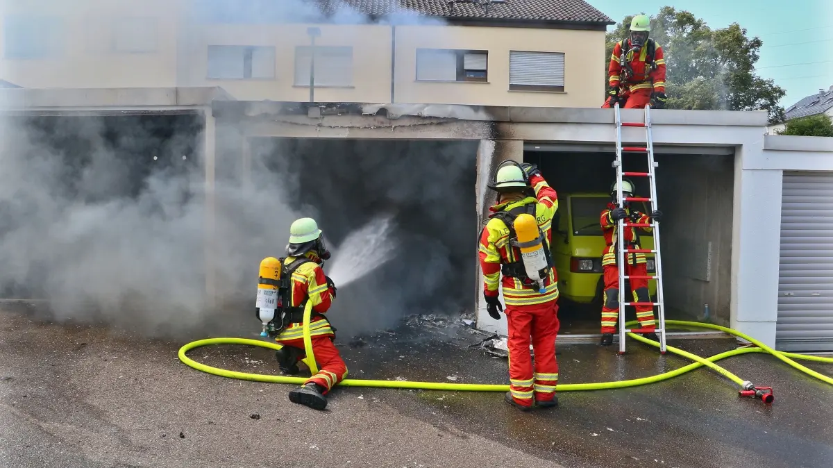 02.07.2026: Während am Donnerstagmittag bereits eine Vielzahl von Einsatzkräften der Leonberger Feuerwehr bei einem Gefahrgutunfall auf der A8 im Einsatz waren, meldeten Anrufer gegen 14 Uhr den Brand mehrerer Garagen im Ortsteil Höfingen. Die ILS Böblingen alarmierte daraufhin die Abteilungen Leonberg-Innenstadt, Höfingen und Gebersheim. Eine weithin sichtbare Rauchwolke wies den anfahrenden Kräften den Weg. Beim Eintreffen brannte eine Garage in einer Garagenanlage in voller Ausdehnung. Umgehend wurden zwei Rohre zur Brandbekämpfung vorgenommen. Mit einer Wärmebildkamera wurde kontrolliert ob sich das Feuer in das Dach bzw. die angrenzenden Garagen durchgefressen hatte. Nachdem der Brand gelöscht war, wurde im Rahmen der Nachlöscharbeiten die Garage ausgeräumt und mit dem Hochleistungslüfter entraucht.
Foto: KS-Images.de/Andreas Rometsch